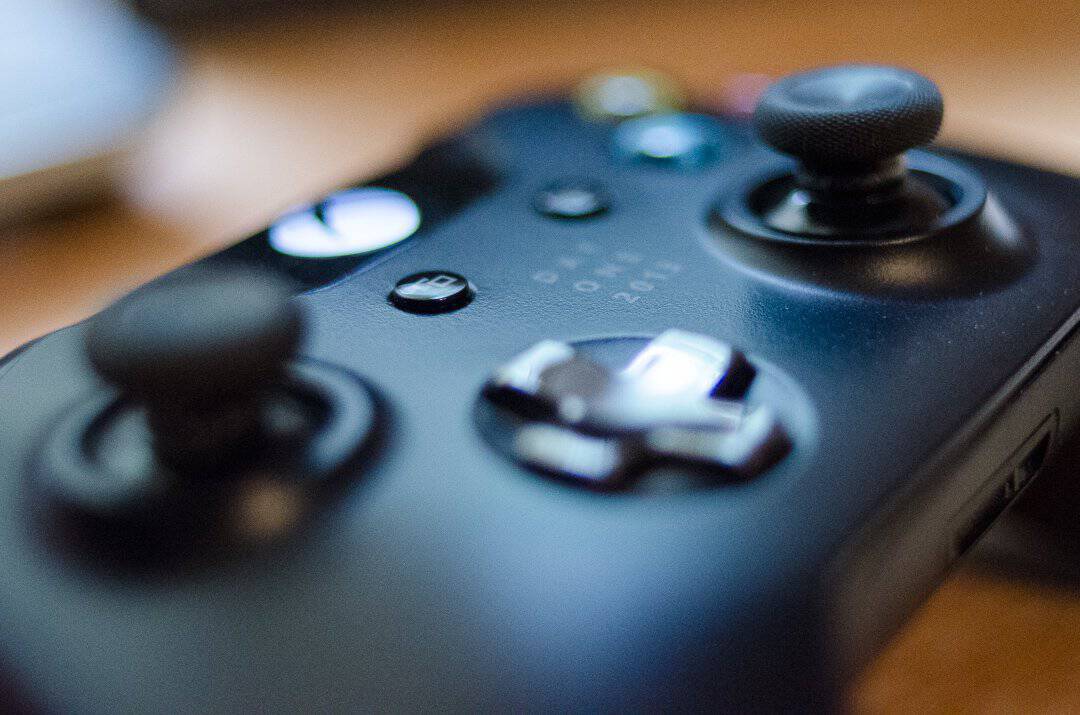 Best Buy Offers Free Limited Edition Halo 5: Guardians Xbox One Controller With Console Purchase - Best Buy offers free Limited Edition Halo 5: Guardians Xbox One Controller with console purchase - OnMSFT.com - December 18, 2015