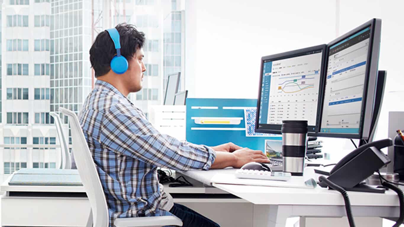 Critical Security Vulnerability Found In Internet Explorer - Outlook Man on computer using Windows 10, Edge