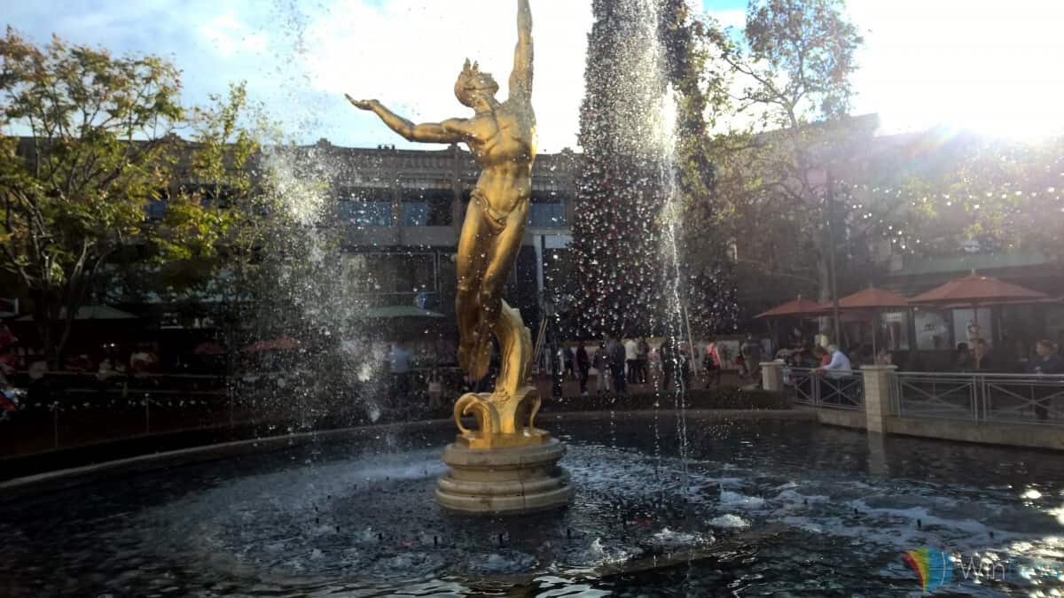 Lumia 950 Review - Lumia 1520 Americana 3 E1449544642597 Lumia 1520 comparison image with lumia 950 in americana, statue shot.