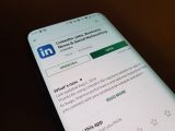 LinkedIn mobile app could soon get dark mode support