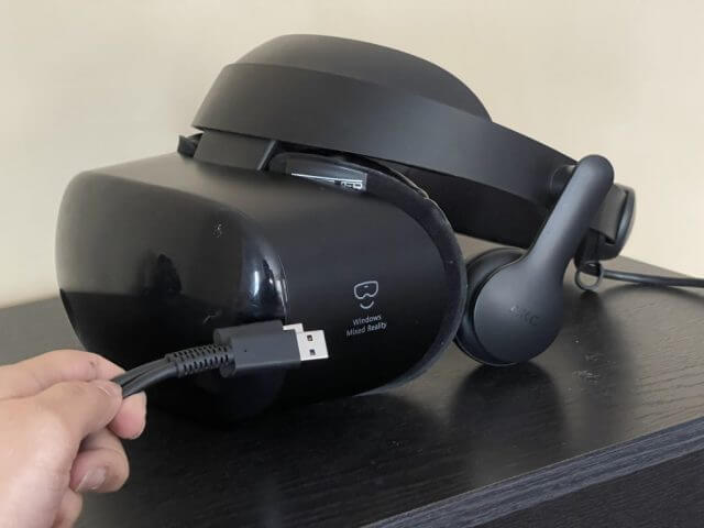 Samsung Hmd Odyssey + Windows Mixed Reallity Headset Side