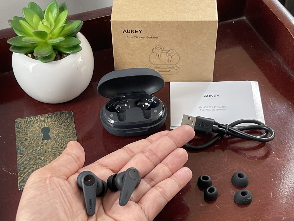 Aukey earbuds with tips