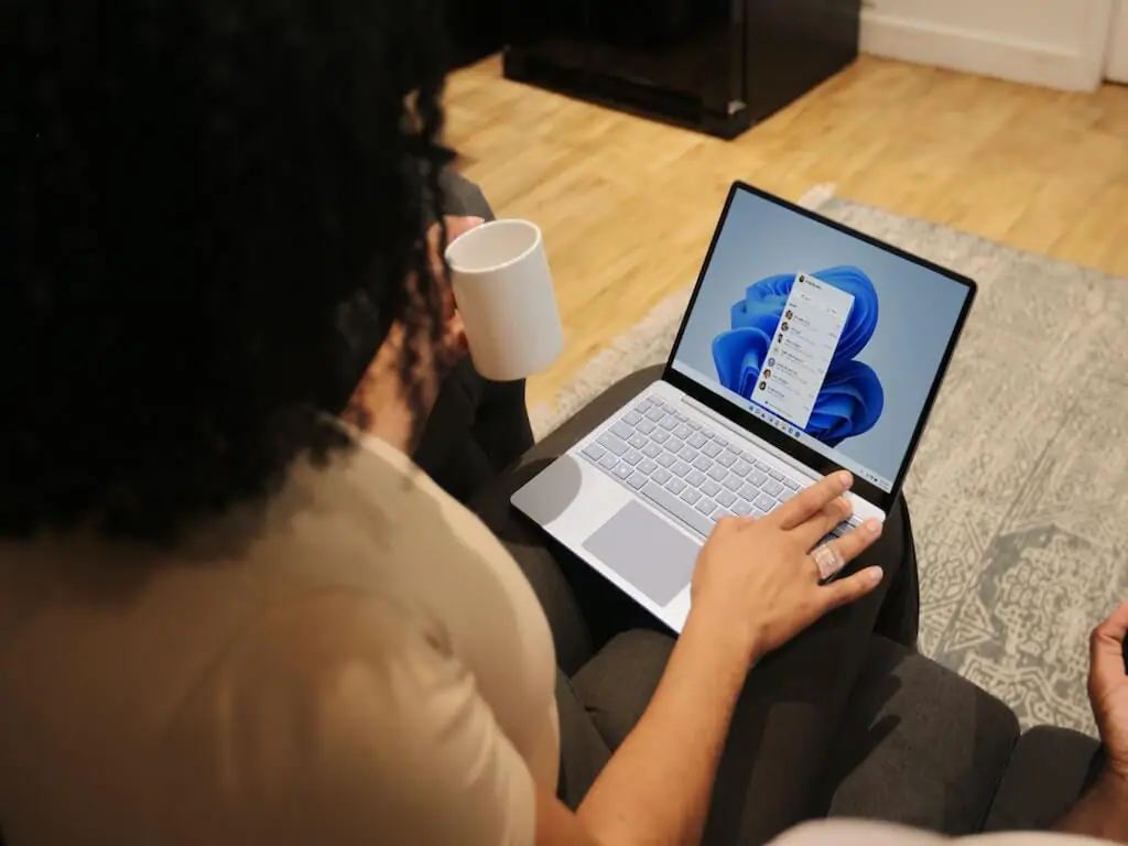 mujer usando laptop windows