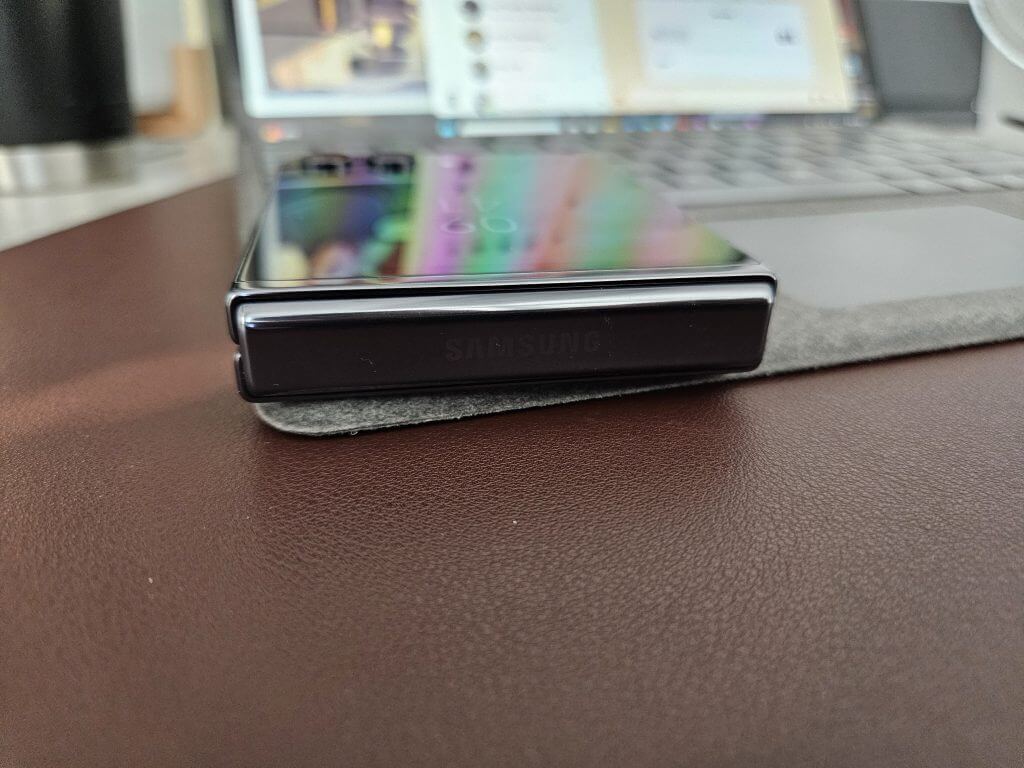 Samsung Flip5 - Closed